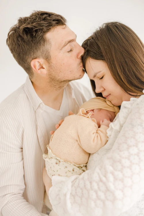 enfant bonheur gris marron bébé